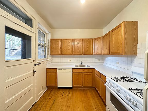 5th image of 1900 W Cornelia Ave #3