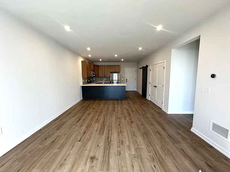 409 West — Photo 25