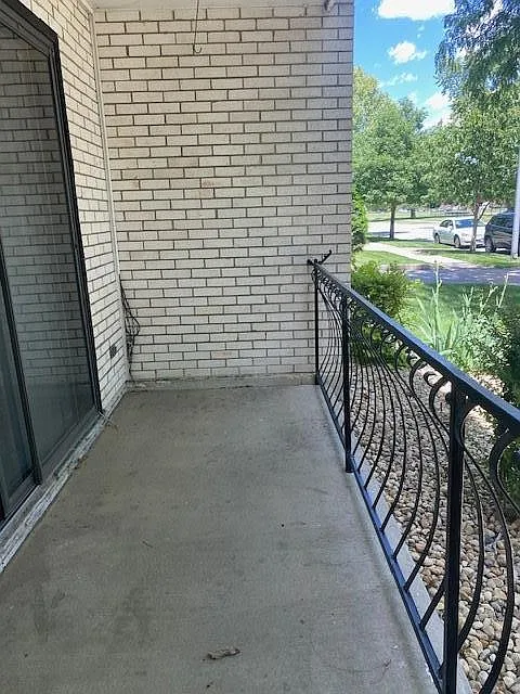2 bed, 1.5 bath, 1000 sqft, $1,590 — Photo 2