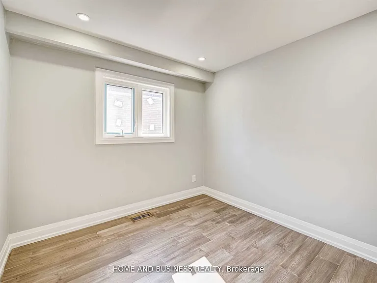 470 Louis Dr #MIDDLE — Photo 12