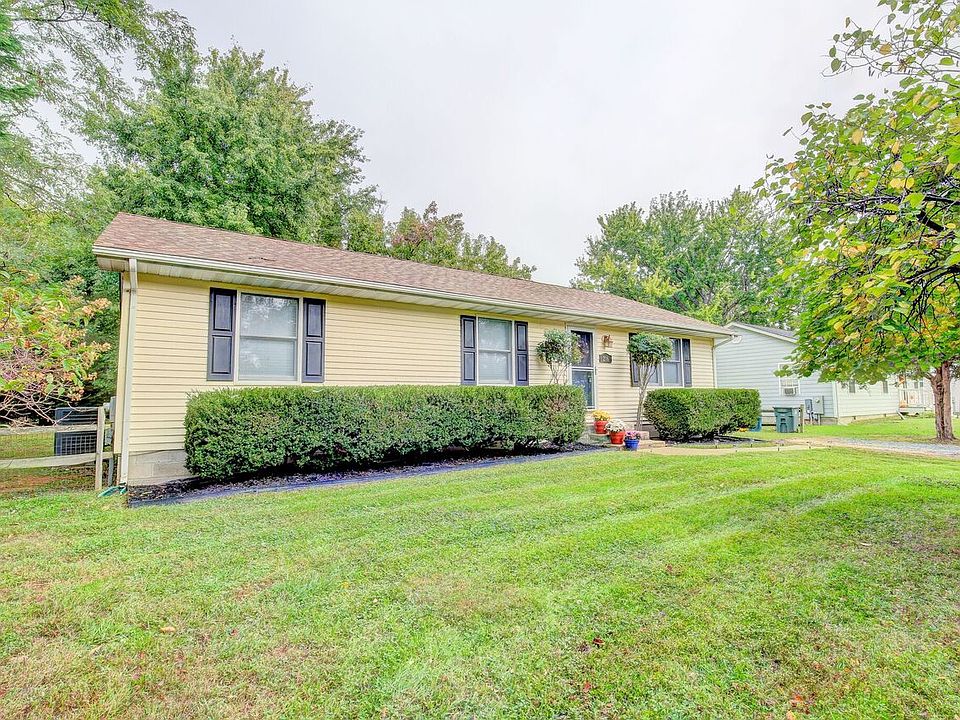 1st image of 216 Oakwood Ln