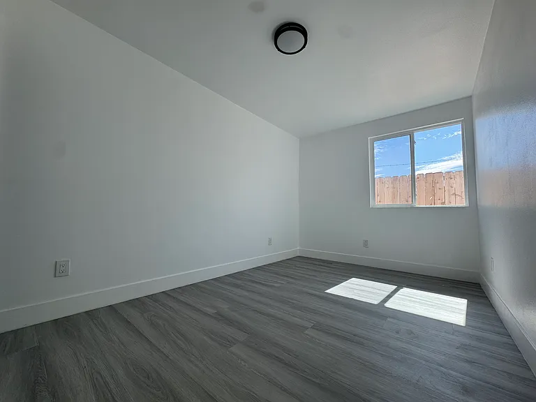 718 E 48th St #718 — Photo 7