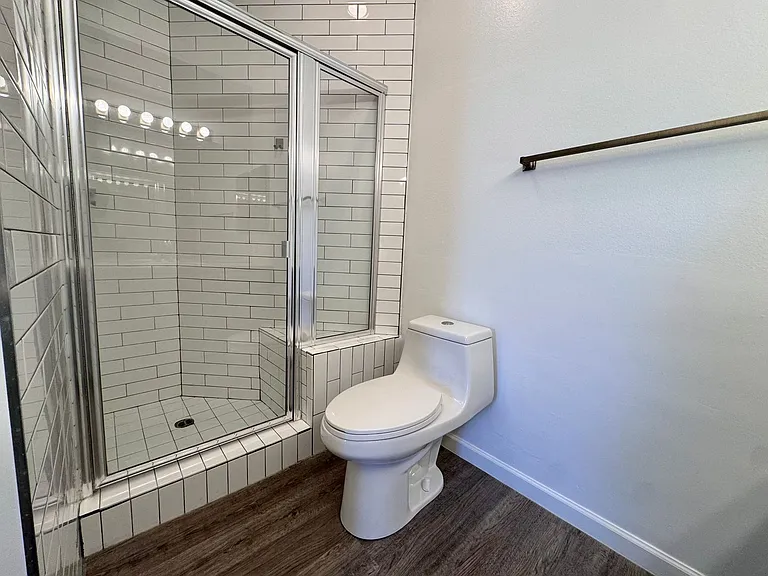 8915 Burton Way — Photo 28