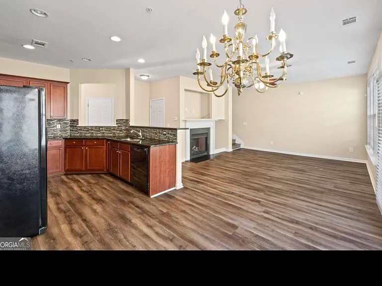 3323 Castleberry Village Cir — Photo 8