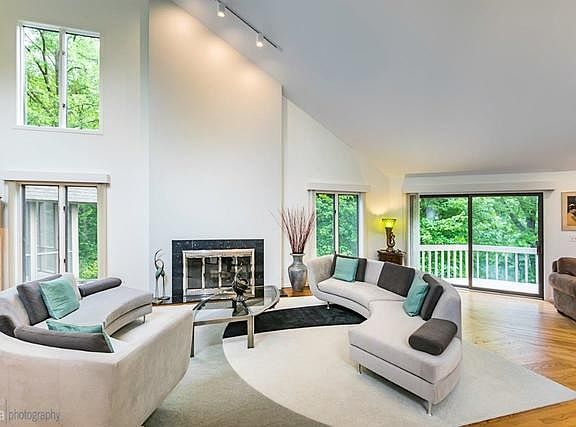 ELEGANT WITH VIEWS IN EVERY DIRECTION