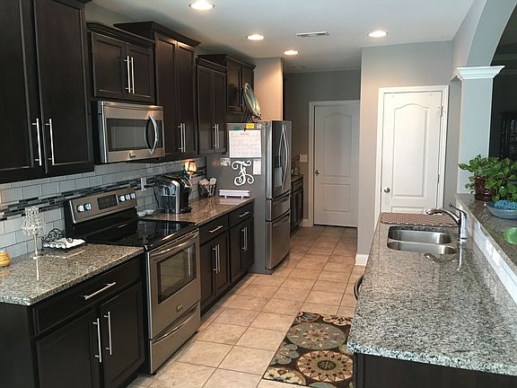 Kitchen w/Granite Countertop