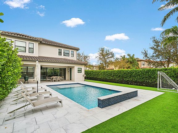 3rd image of 9566 Eden Roc Court