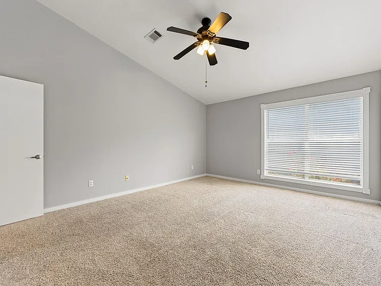 913 Robin St — Photo 14