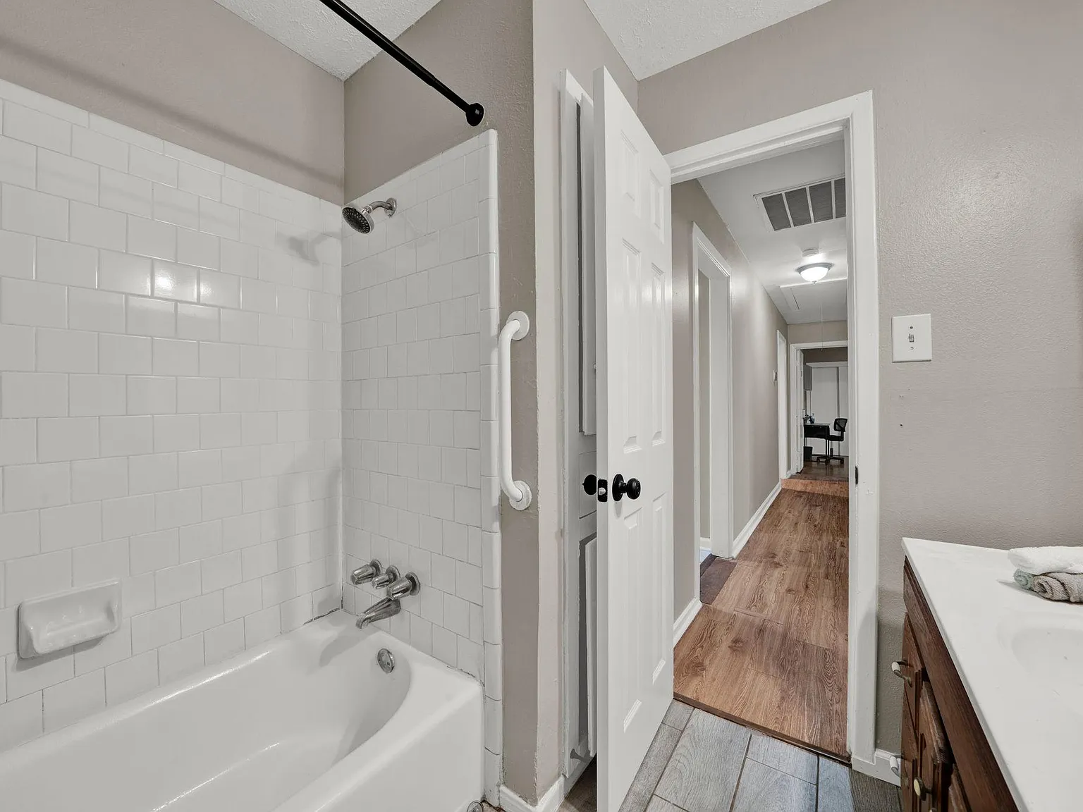 4 bed, 4.0 bath, 1610 sqft, $771 — Photo 4