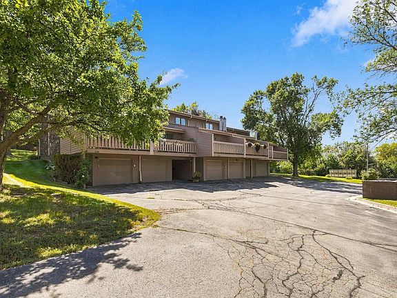 2nd image of 832 Stone Ridge Pl