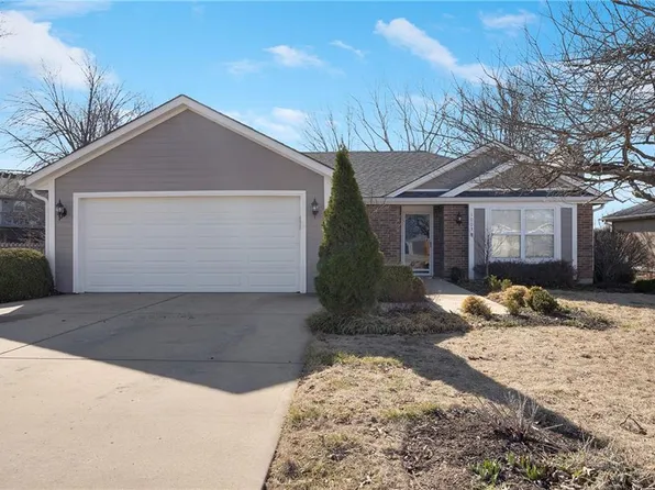 1003 Stone Brook Ln, Grain Valley, MO 64029
