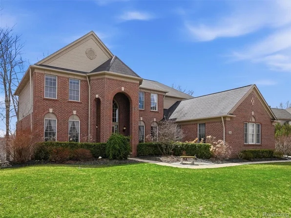 3235 Woodview Cir, Lake Orion, MI 48362