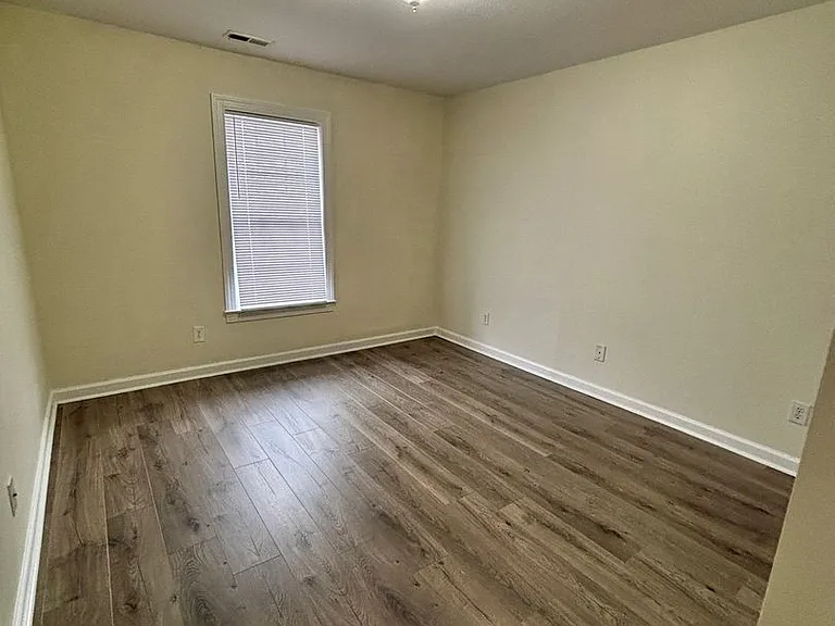 207 Ashwood Dr — Photo 5