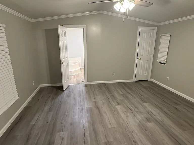 1040 Laurie Ln — Photo 4