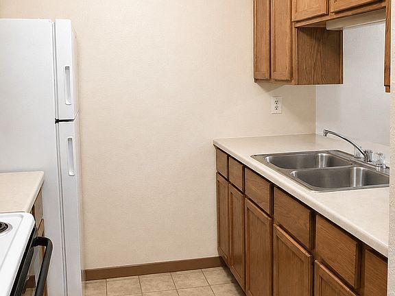 4th image of 1002 Pearl Ave