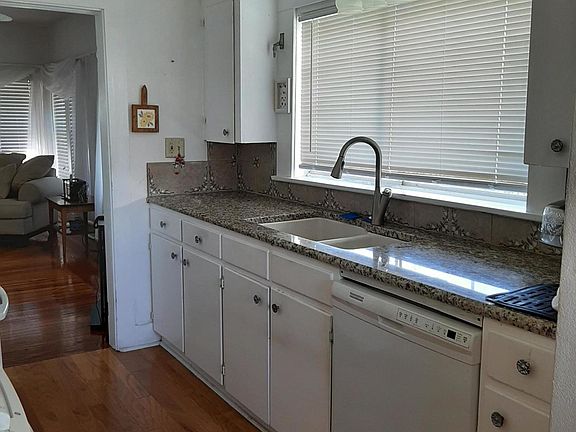 5th image of 246 Walker St
