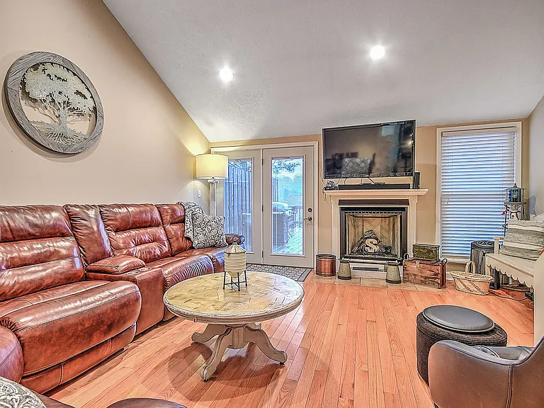 780 Hamilton Rd #F8 — Photo 2