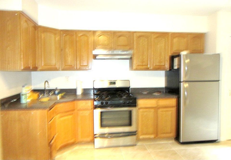 1st image of 220 Pennyfield Ave