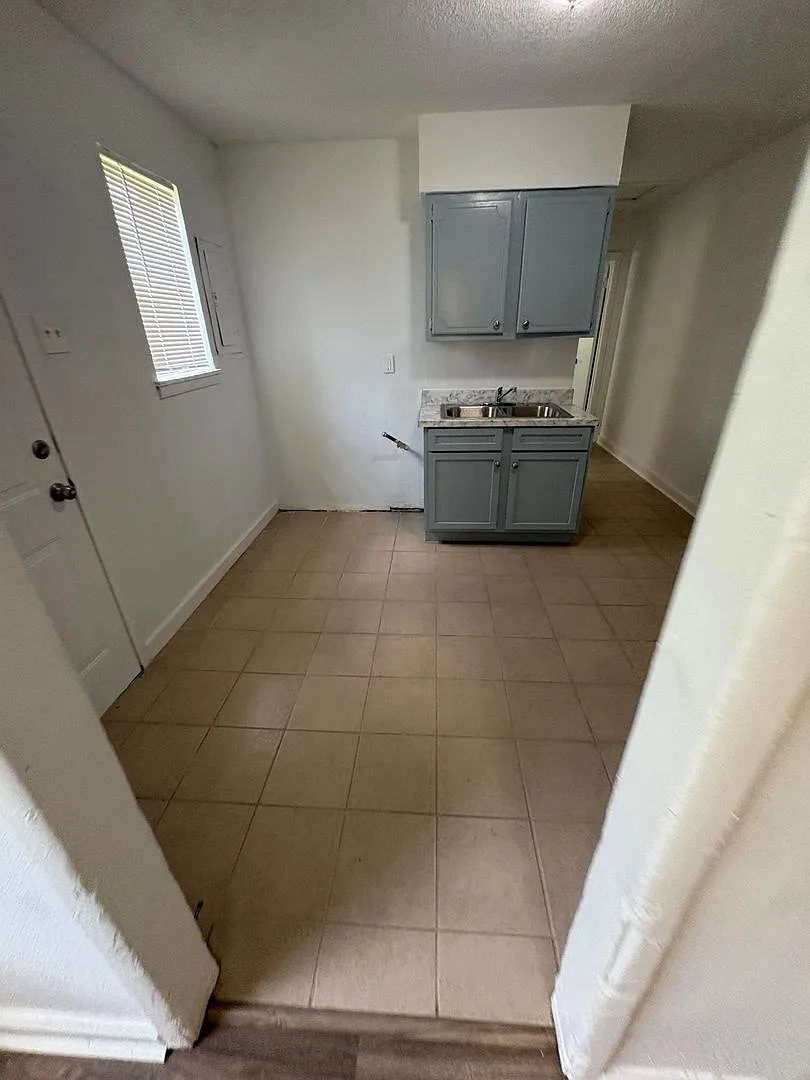 1344-1346 Hyde Pk Blvd — Photo 3
