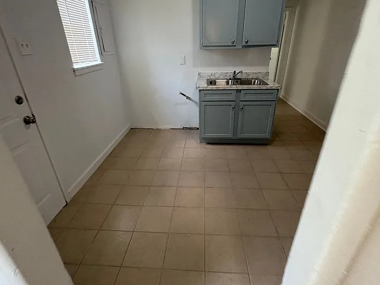 1344-1346 Hyde Pk Blvd — Photo 12