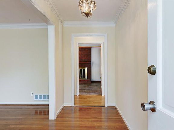 4th image of 3180 Beechwood Dr SE
