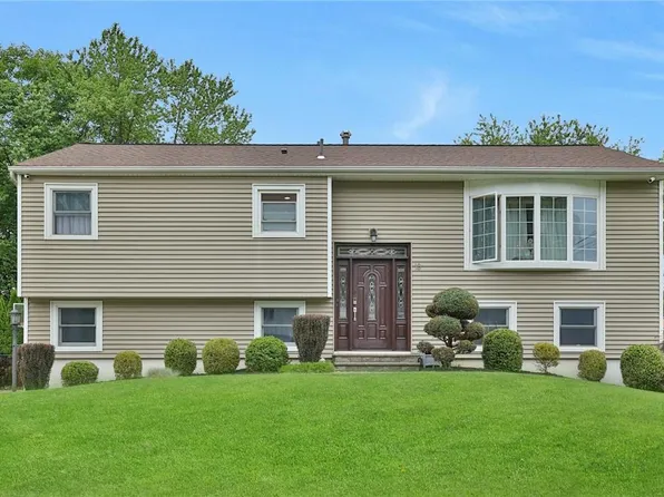 18 Wildwood Drive, Pearl River, NY 10965