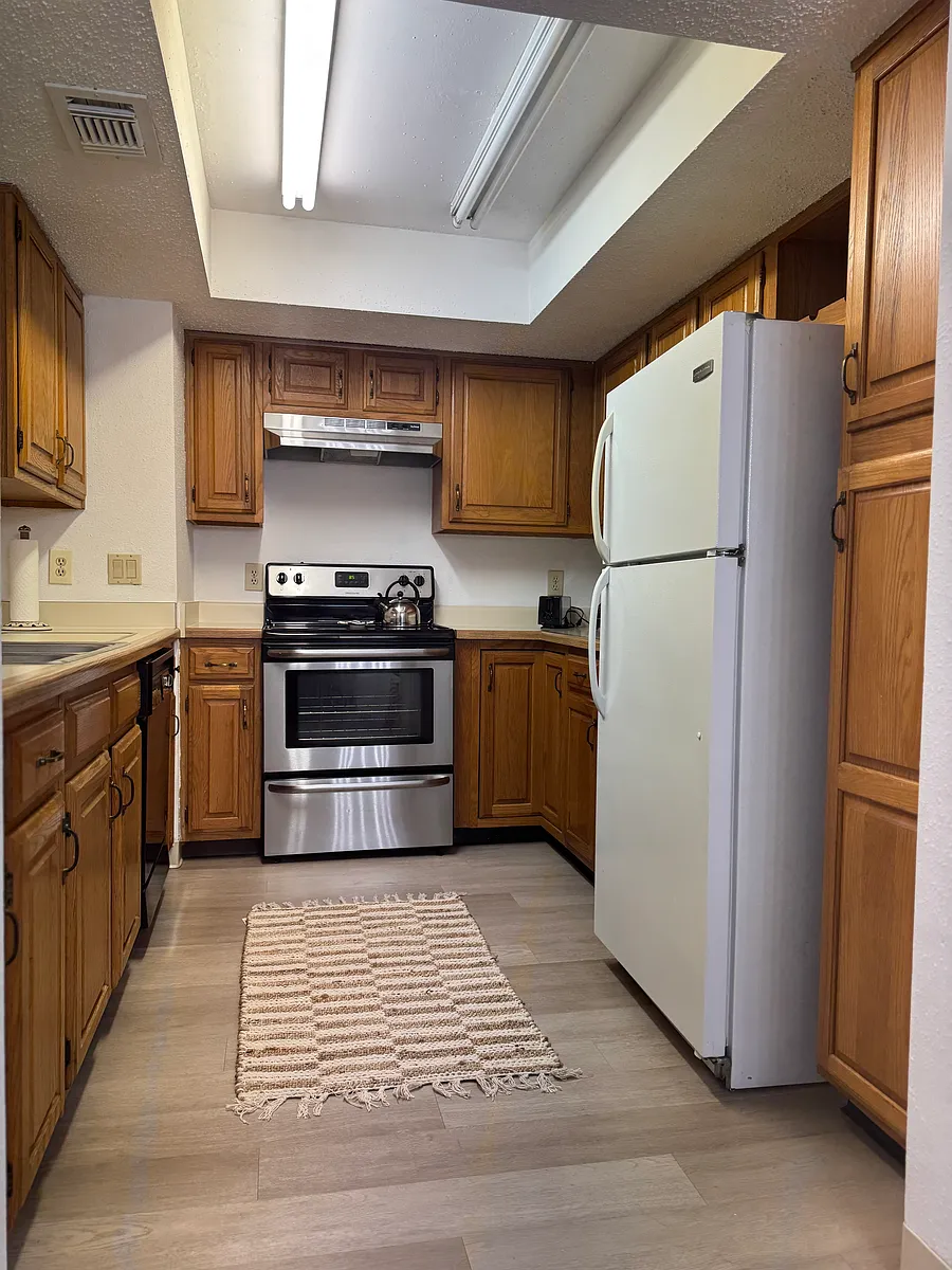 Building Photo - 2826 S Bartell Dr #F23
