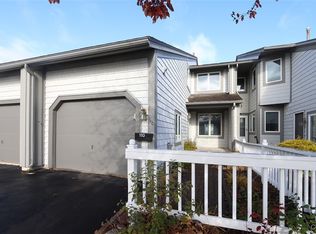 110 Midlake Cir, East Syracuse, NY 13057