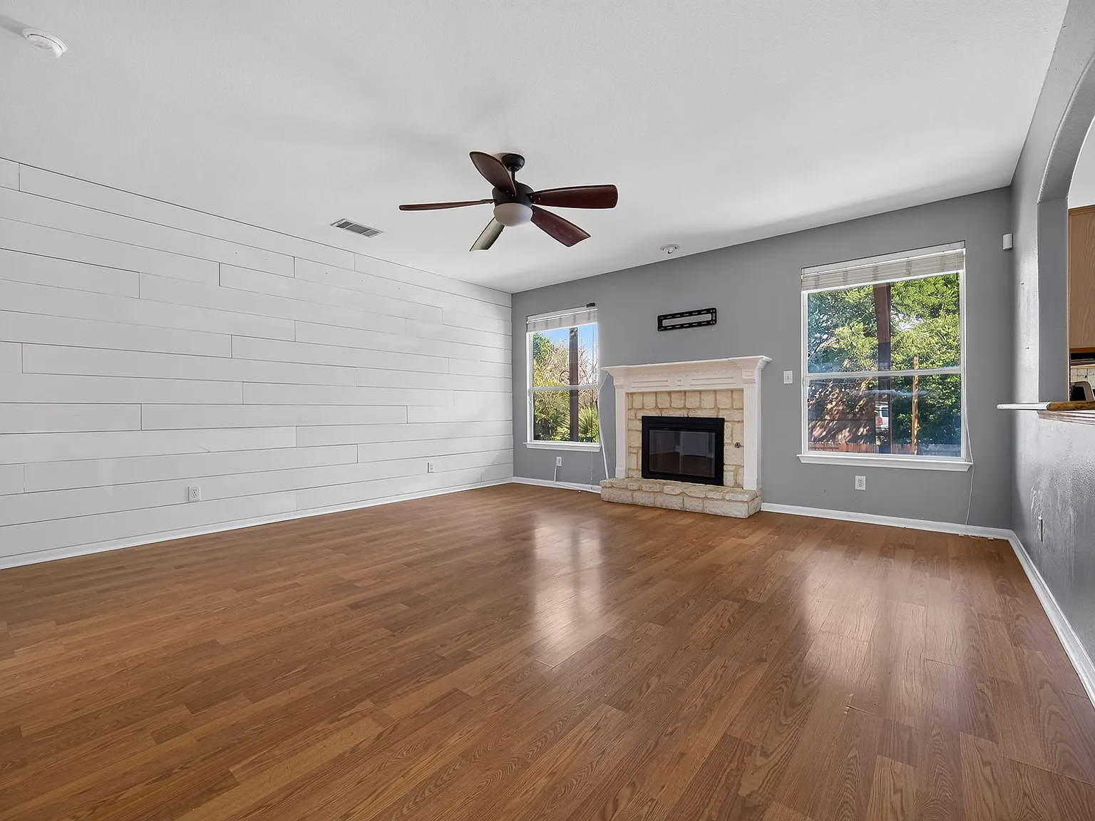 1506 Crescent Point - 1 — Photo 4