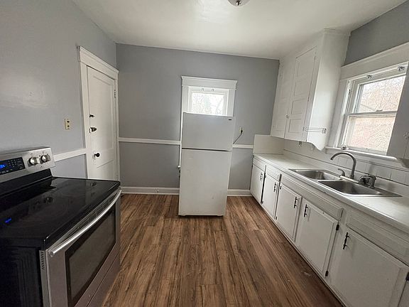 3rd image of 634 E 101st St