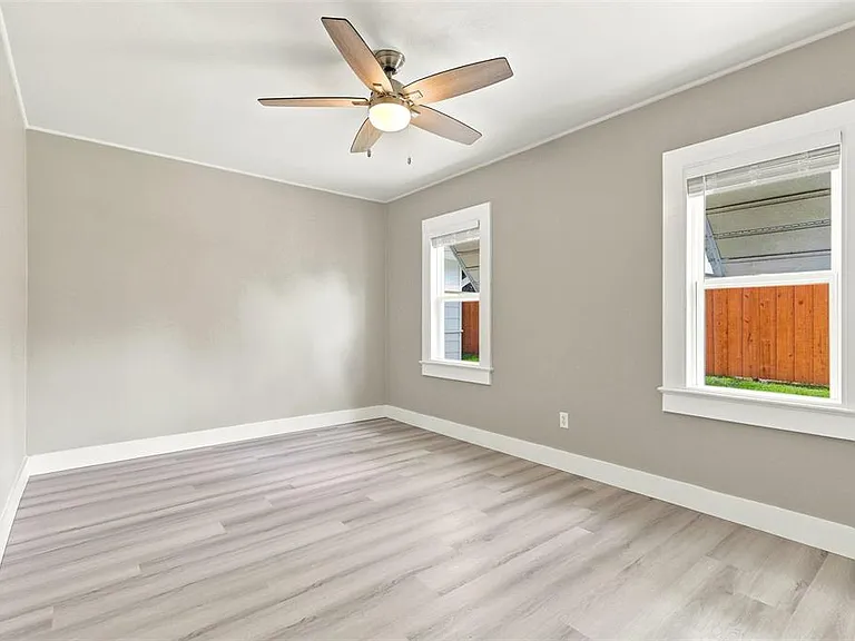 2704 E Jefferson St — Photo 23