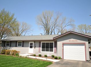 565 Chippewa Trl, Carol Stream, IL 60188