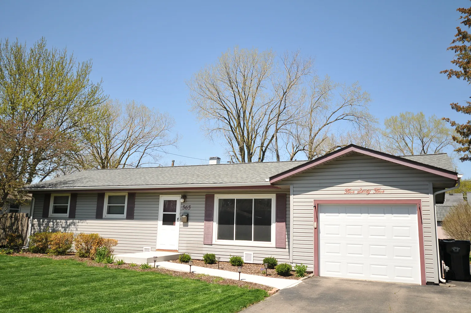 565 Chippewa Trl photo 1