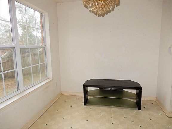 3rd image of 5020 Antoine Pl