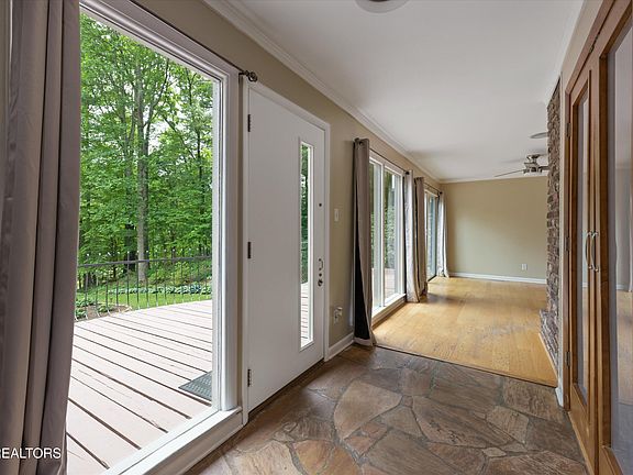36th image of 3521 Montlake Dr