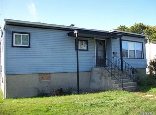 5 Somerset Rd N, Amityville, NY 11701