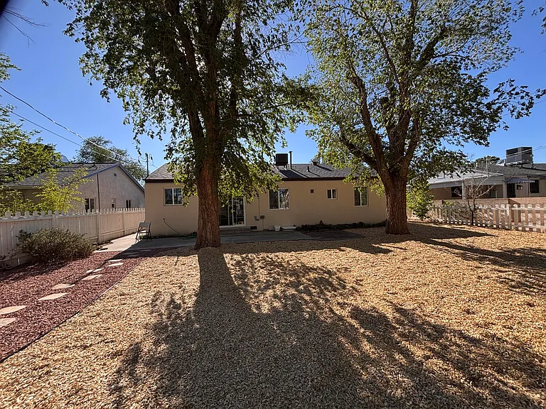 801 Solano Dr NE — Photo 37