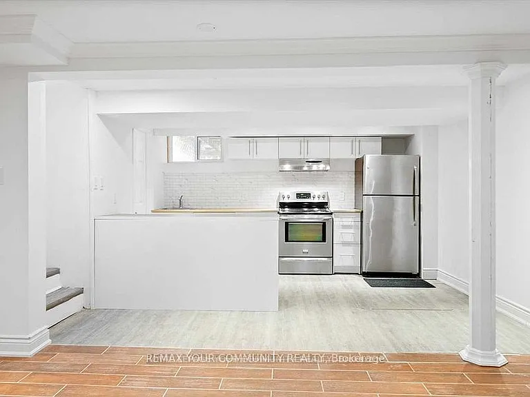93 Westmount Dr S #LOWER — Photo 2