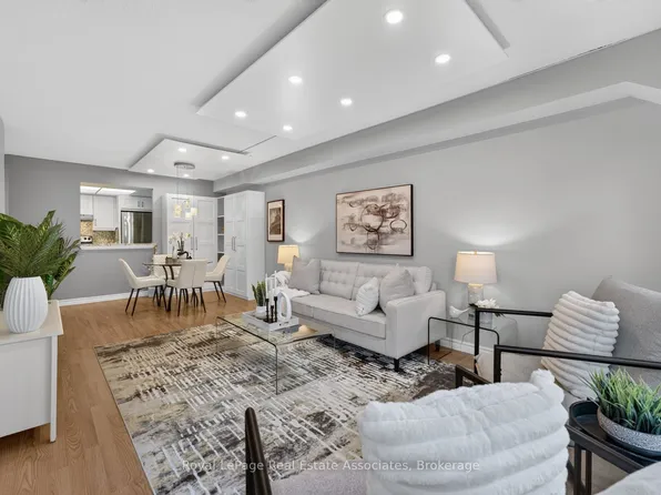 1001 Cedarglen Gate #221, Mississauga, ON L5C 4R2