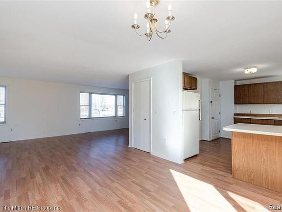 5th image of 11631 Belleville Rd