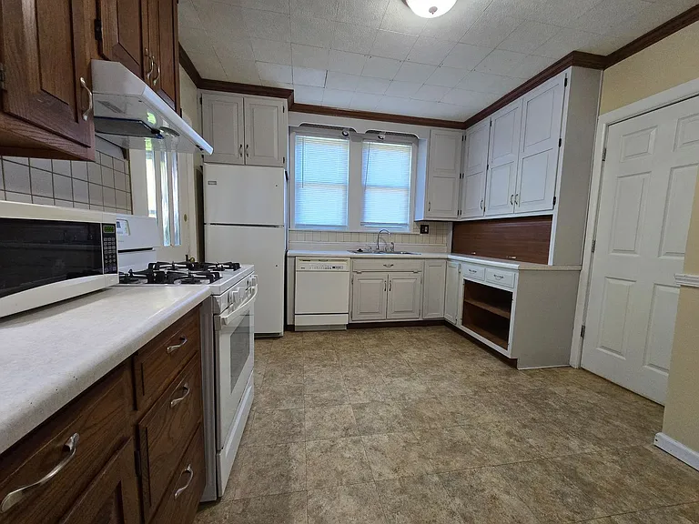 610 N McLean St — Photo 2