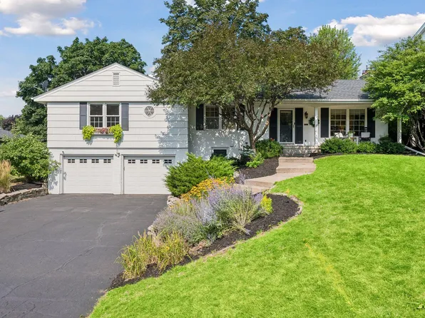5272 Lochloy Dr, Edina, MN 55436