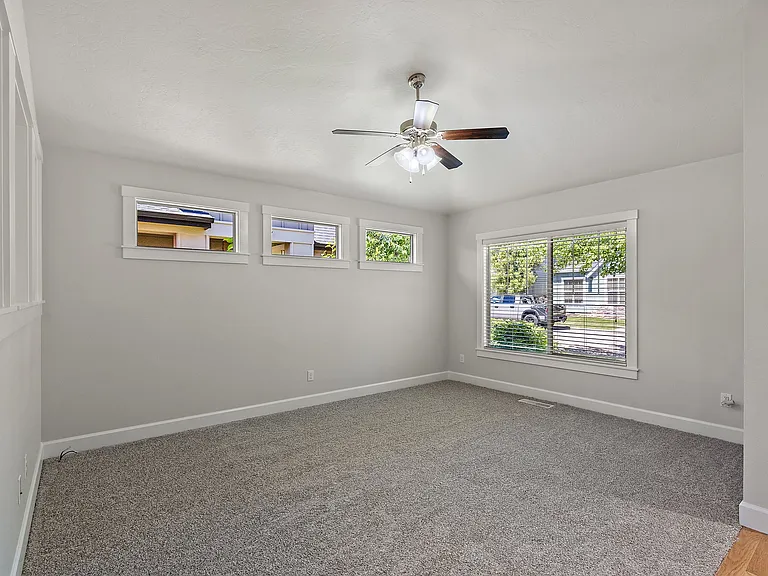 409 W Peck St — Photo 3