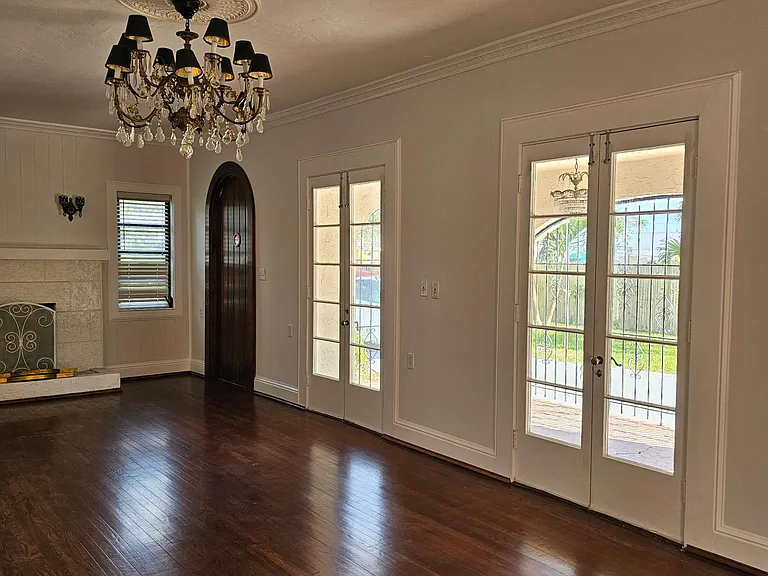 1212 Longwood St — Photo 3