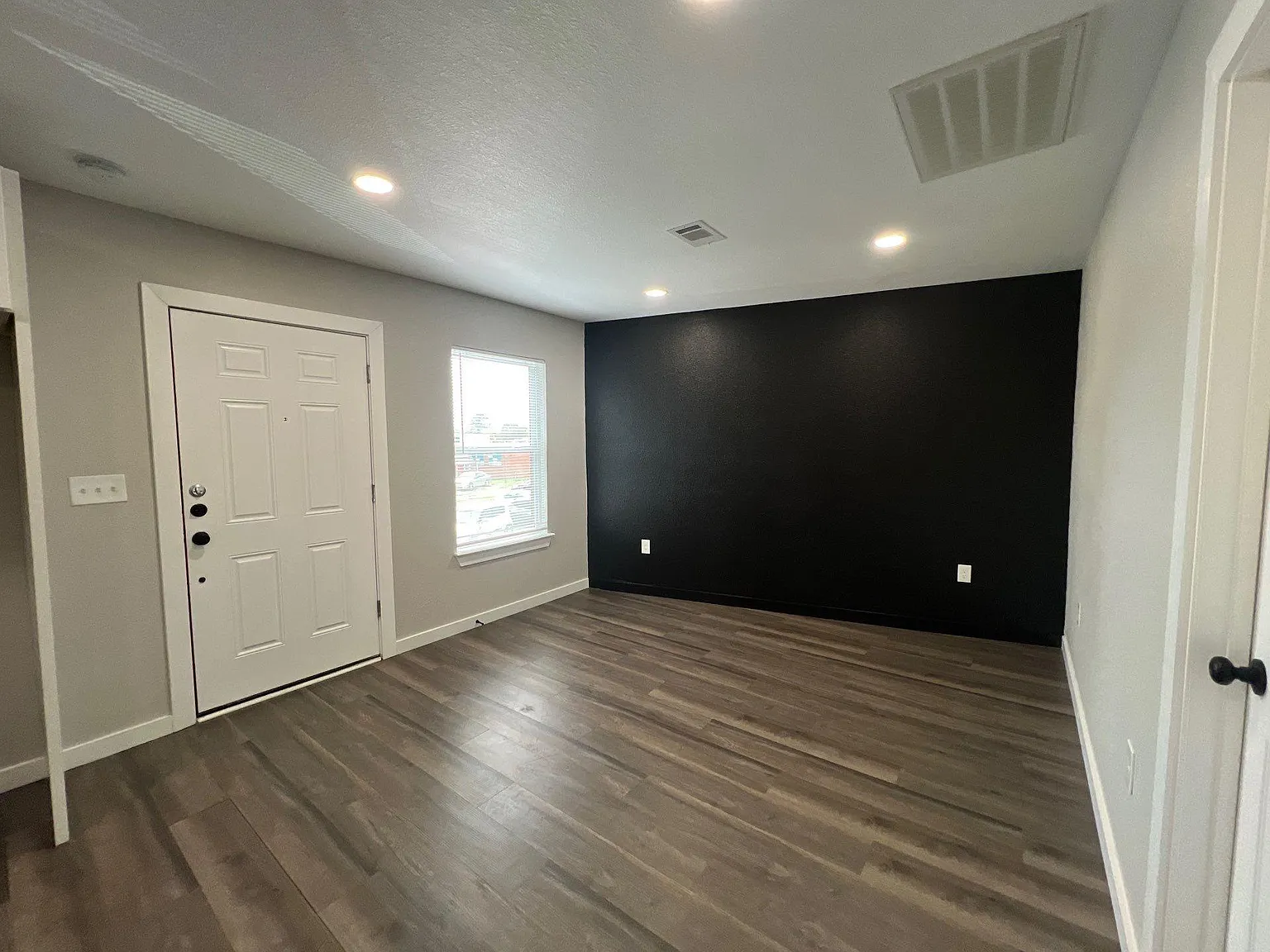 2 bed, 1.0 bath, 1550 sqft, $1,100 — Photo 4