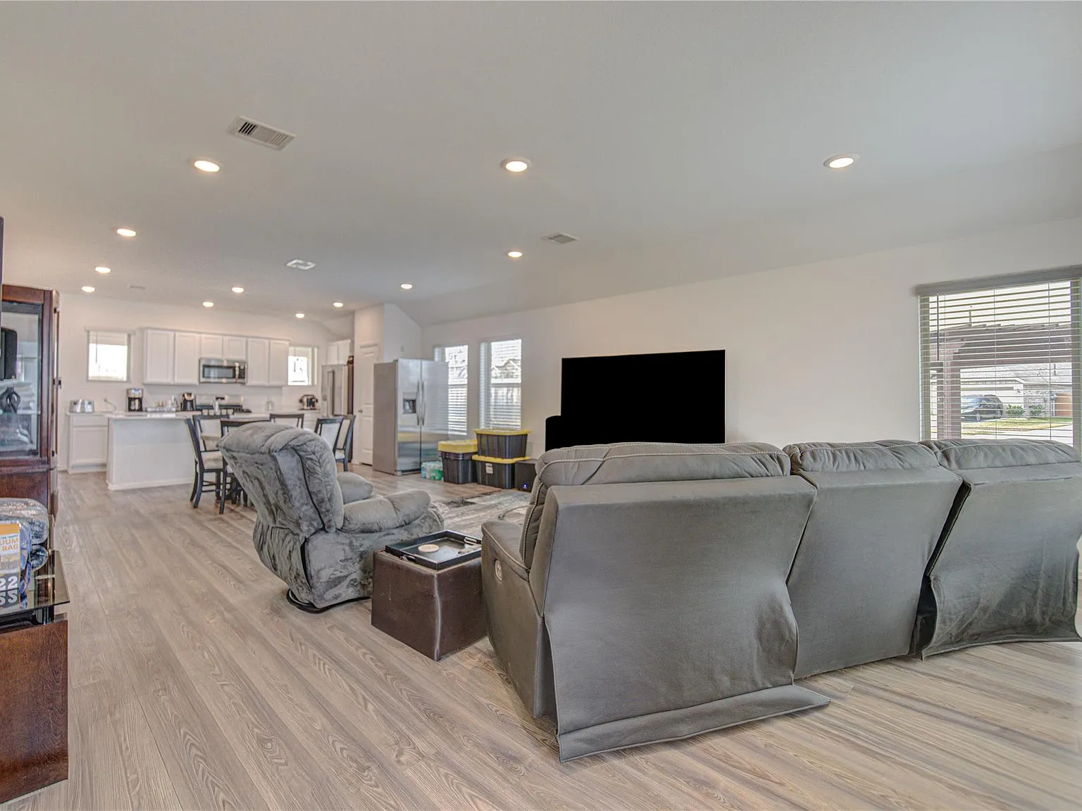 3 bed, 2.0 bath, 1602 sqft, $2,190 — Photo 4