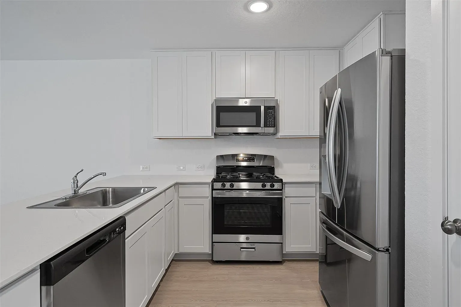 3 bed, 1354 sqft, $1,999 — Photo 1
