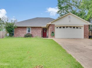 105 Country Club Dr, Benton, LA 71006