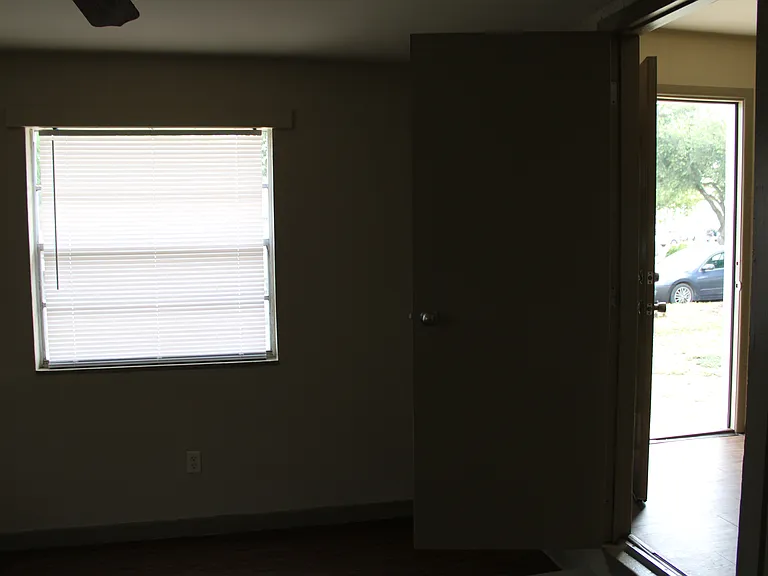 803 W Lee St — Photo 2