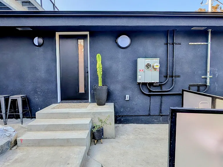 2338 Riverside Dr — Photo 1